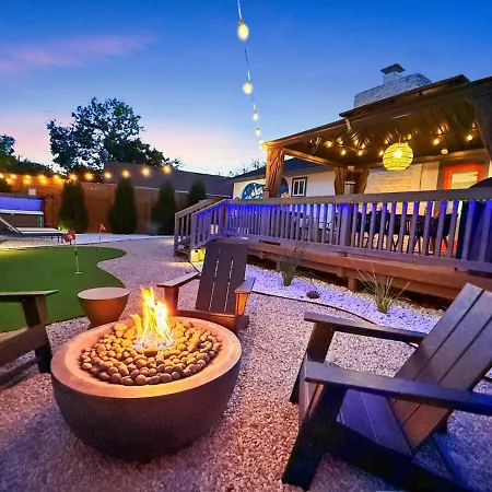 Modern 3Br Retreat With Fun Yard, Mini-Golf, Hot Tub & Bbq Dining Deck