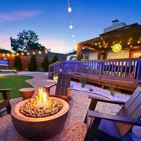 Modern 3Br Retreat With Fun Yard, Mini-Golf, Hot Tub & Bbq Dining Deck