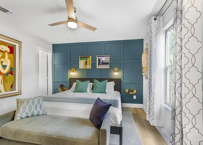 Modern 3br Retreat With Fun Yard, Mini-golf, Hot Tub & Bbq Dining Deck