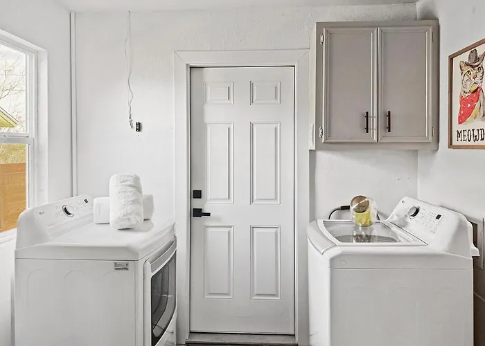 Modern 3br Retreat With Fun Yard, Mini-golf, Hot Tub & Bbq Dining Deck Holiday home *