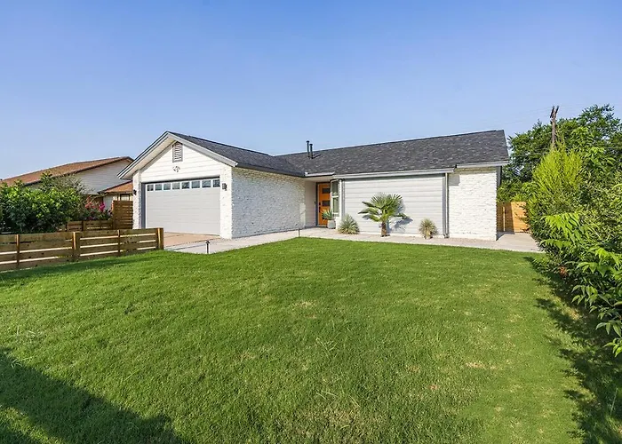 Holiday home Modern 3br Retreat With Fun Yard, Mini-golf, Hot Tub & Bbq Dining Deck *