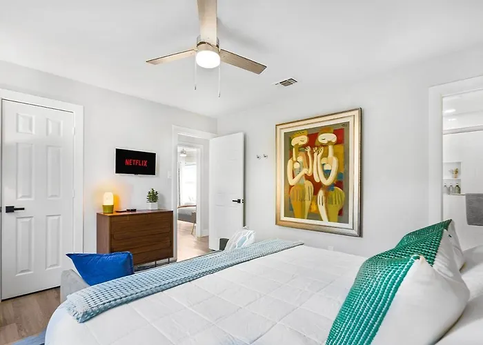 Modern 3br Retreat With Fun Yard, Mini-golf, Hot Tub & Bbq Dining Deck