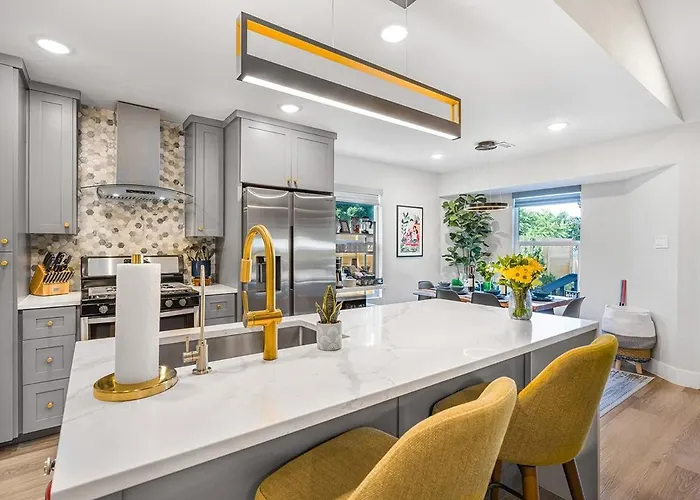 Modern 3br Retreat With Fun Yard, Mini-golf, Hot Tub & Bbq Dining Deck Holiday home