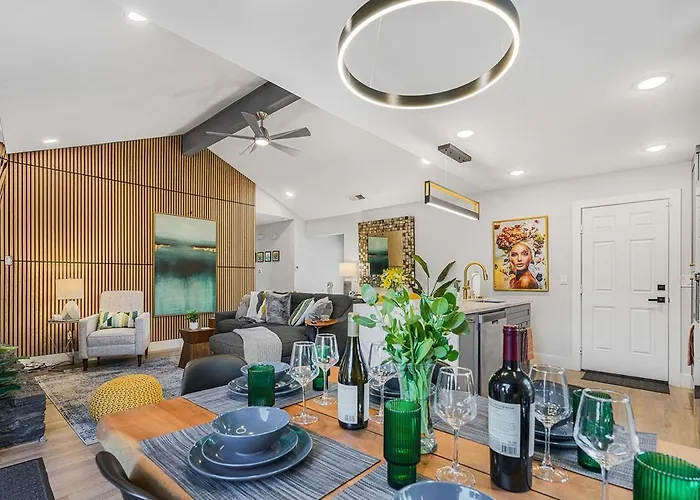 Holiday home Modern 3br Retreat With Fun Yard, Mini-golf, Hot Tub & Bbq Dining Deck *