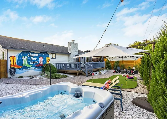 Modern 3br Retreat With Fun Yard, Mini-golf, Hot Tub & Bbq Dining Deck Holiday home Round Rock