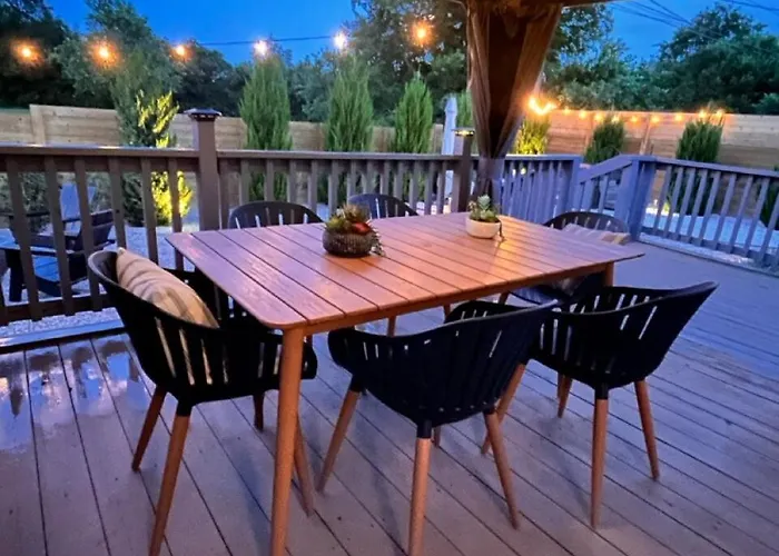 Modern 3br Retreat With Fun Yard, Mini-golf, Hot Tub & Bbq Dining Deck Holiday home