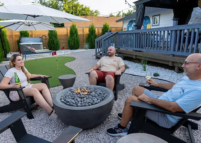 Holiday home Modern 3br Retreat With Fun Yard, Mini-golf, Hot Tub & Bbq Dining Deck