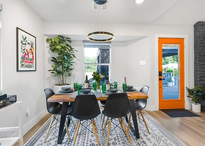 Modern 3br Retreat With Fun Yard, Mini-golf, Hot Tub & Bbq Dining Deck Holiday home *