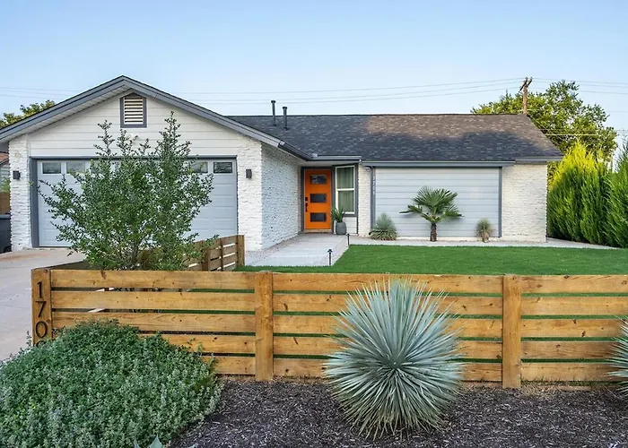 Holiday home Modern 3br Retreat With Fun Yard, Mini-golf, Hot Tub & Bbq Dining Deck *