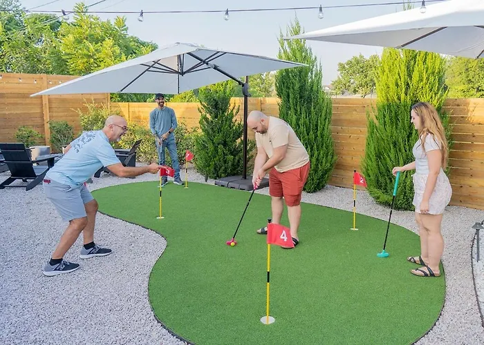 Modern 3br Retreat With Fun Yard, Mini-golf, Hot Tub & Bbq Dining Deck Round Rock