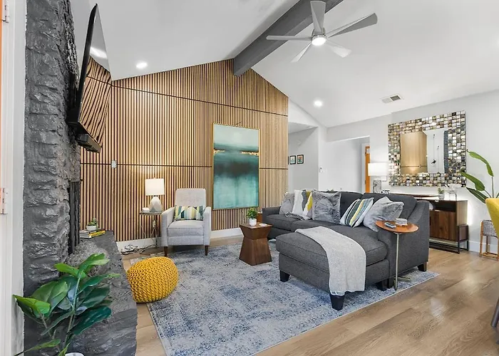 Modern 3br Retreat With Fun Yard, Mini-golf, Hot Tub & Bbq Dining Deck