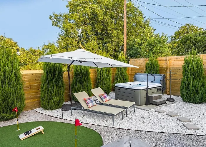 Modern 3br Retreat With Fun Yard, Mini-golf, Hot Tub & Bbq Dining Deck Holiday home *