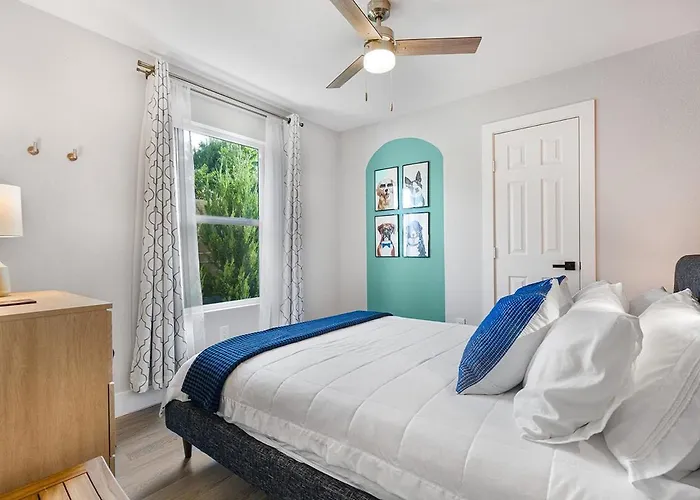 Holiday home Modern 3br Retreat With Fun Yard, Mini-golf, Hot Tub & Bbq Dining Deck