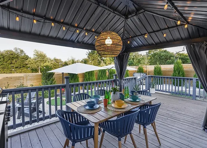 Holiday home Modern 3br Retreat With Fun Yard, Mini-golf, Hot Tub & Bbq Dining Deck *