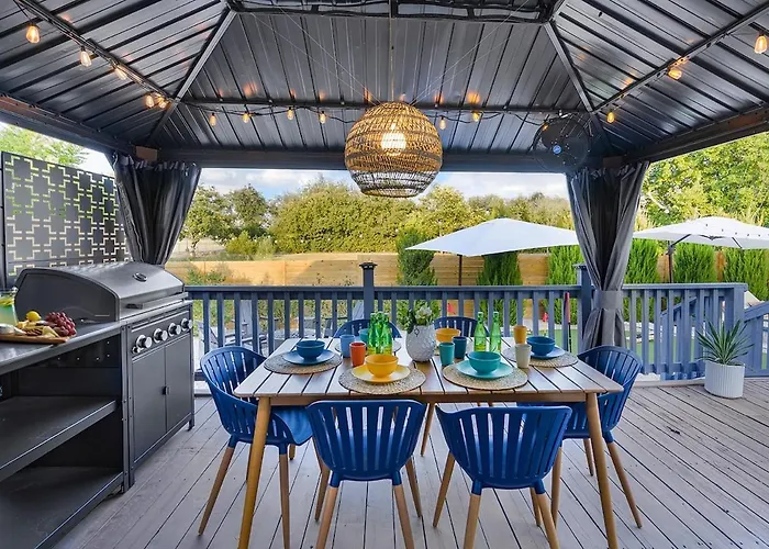 Modern 3br Retreat With Fun Yard, Mini-golf, Hot Tub & Bbq Dining Deck * Round Rock