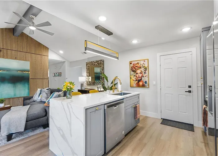 Holiday home Modern 3br Retreat With Fun Yard, Mini-golf, Hot Tub & Bbq Dining Deck *