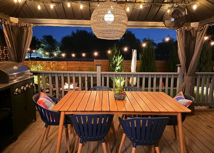 Modern 3br Retreat With Fun Yard, Mini-golf, Hot Tub & Bbq Dining Deck Holiday home