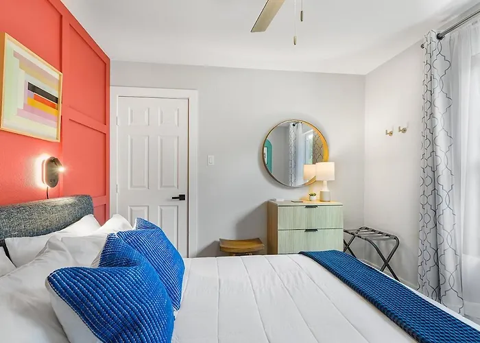 Holiday home Modern 3br Retreat With Fun Yard, Mini-golf, Hot Tub & Bbq Dining Deck *