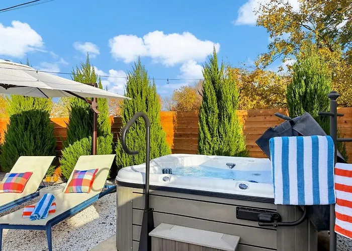Modern 3br Retreat With Fun Yard, Mini-golf, Hot Tub & Bbq Dining Deck *